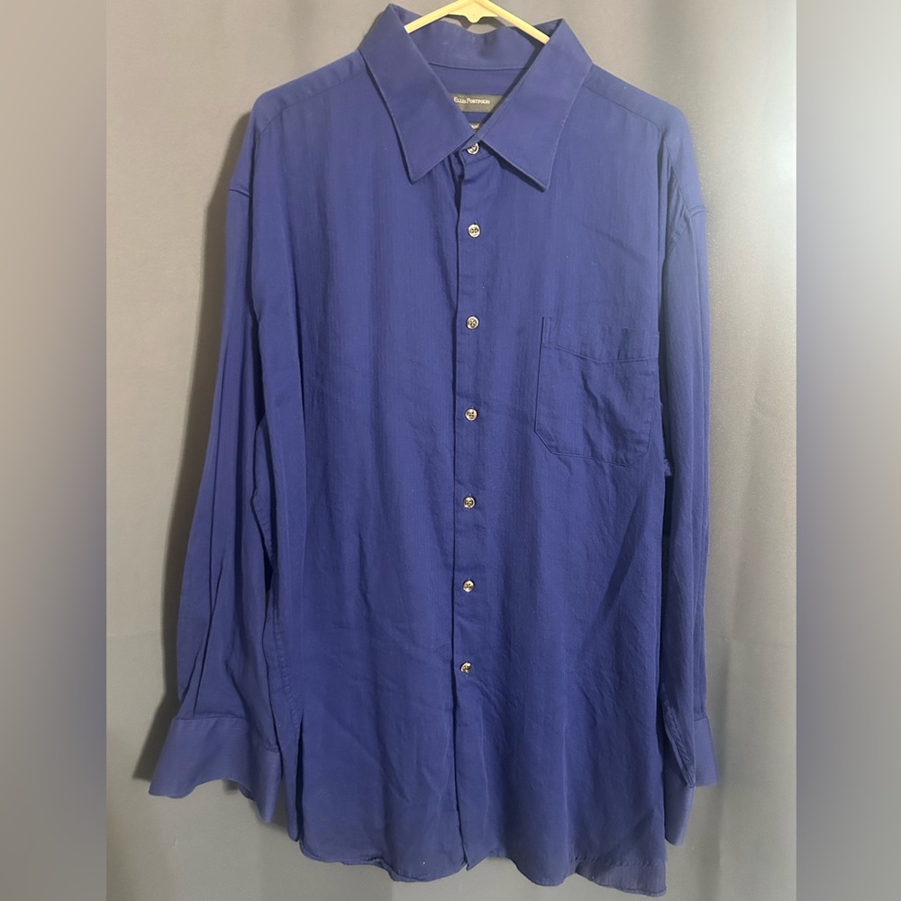 Men’s long sleeve collared shirt with front pocket
